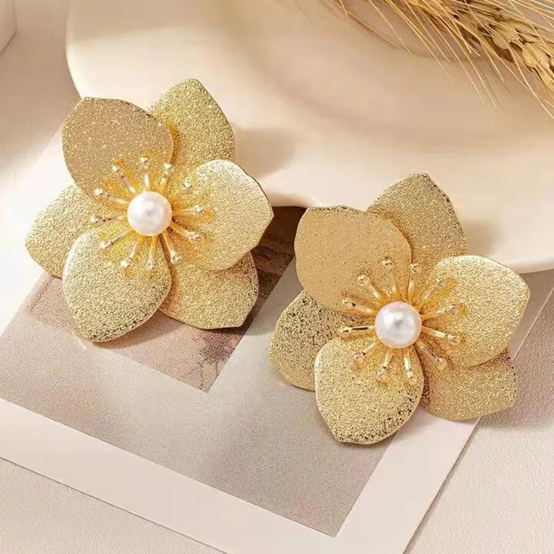 1 Pair Elegant Classical Plant Flower Asymmetrical Three-dimensional Titanium Steel Iron Resin Gold Plated Ear Studs