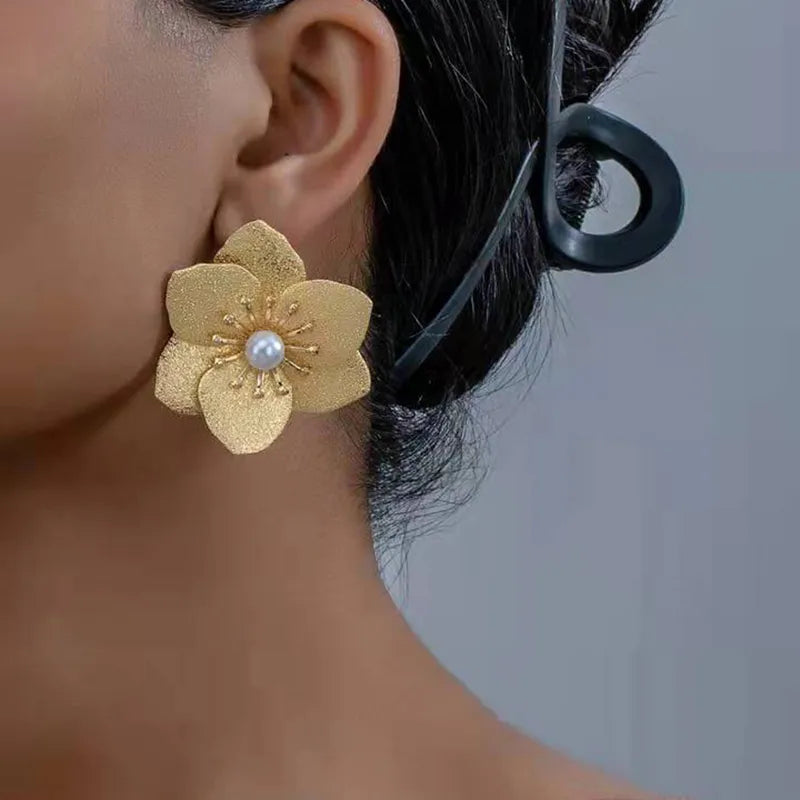 1 Pair Elegant Classical Plant Flower Asymmetrical Three-dimensional Titanium Steel Iron Resin Gold Plated Ear Studs