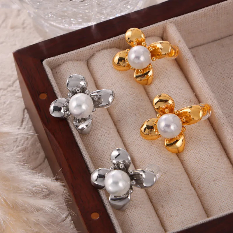 1 Pair Elegant French Style Simple Style Flower Inlay Titanium Steel Artificial Pearls 18K Gold Plated Ear Studs