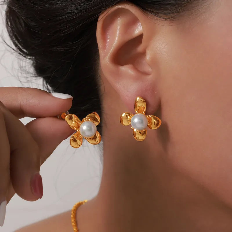 1 Pair Elegant French Style Simple Style Flower Inlay Titanium Steel Artificial Pearls 18K Gold Plated Ear Studs