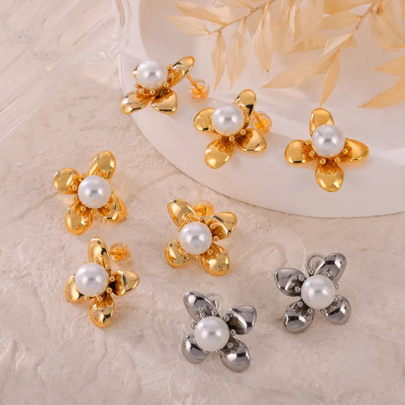 1 Pair Elegant French Style Simple Style Flower Inlay Titanium Steel Artificial Pearls 18K Gold Plated Ear Studs