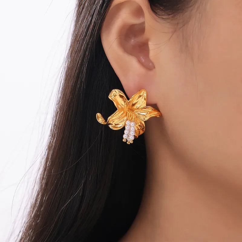 1 Pair Elegant Modern Style Sweet Flower Pearl Titanium Steel 18K Gold Plated Ear Studs