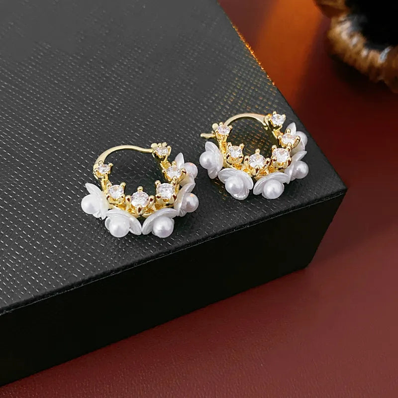 1 Pair Elegant Simple Style Classic Style Flower Inlay Copper Imitation Pearl Zircon 14K Gold Plated Earrings