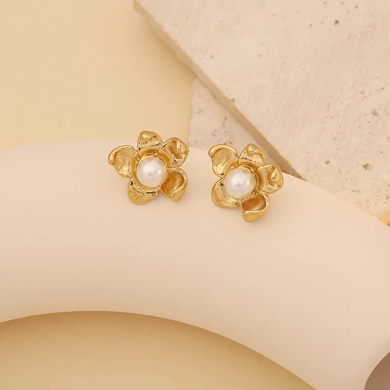 1 Pair Luxurious Lady Shell Inlay 304 Stainless Steel Pearl 18K Gold Plated Ear Studs