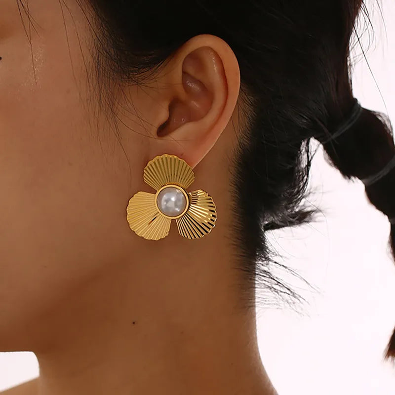 1 Pair Simple Style Classic Style Flower Plating Inlay 304 Stainless Steel Artificial Pearls 18K Gold Plated Ear Studs