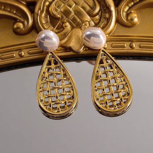 1 Pair Simple Style Classic Style Water Droplets Flower Plating Hollow Out Inlay Copper Shell Pearls 18K Gold Plated Ear Studs