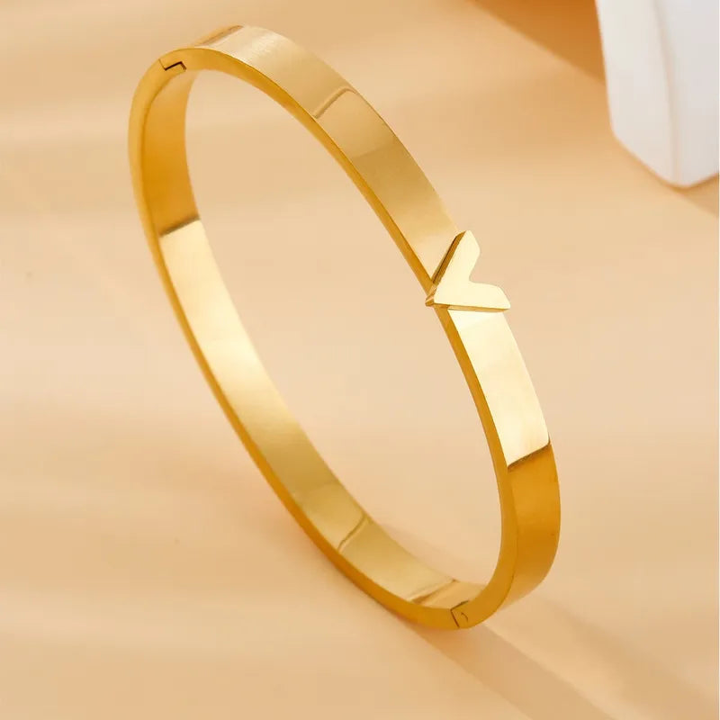 Elegant Heart Shape Titanium Steel 18K Gold Plated Bangle In Bulk