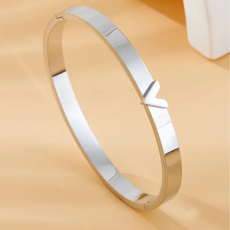 Elegant Heart Shape Titanium Steel 18K Gold Plated Bangle In Bulk