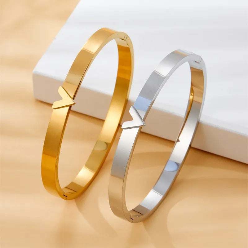 Elegant Heart Shape Titanium Steel 18K Gold Plated Bangle In Bulk