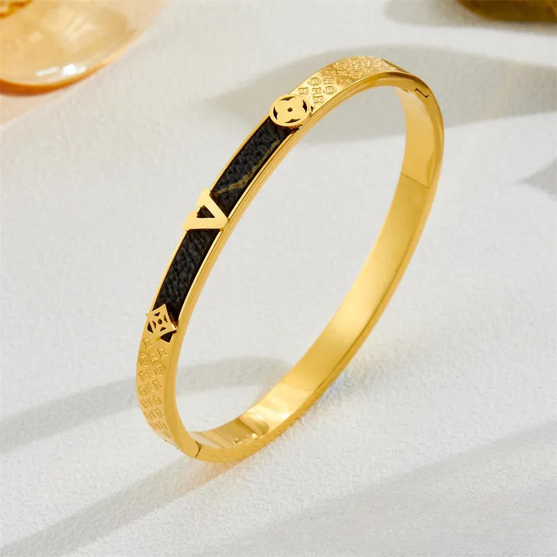 Elegant Heart Shape Titanium Steel 18K Gold Plated Bangle In Bulk