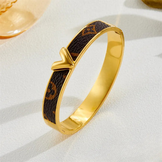 Elegant Heart Shape Titanium Steel 18K Gold Plated Bangle In Bulk