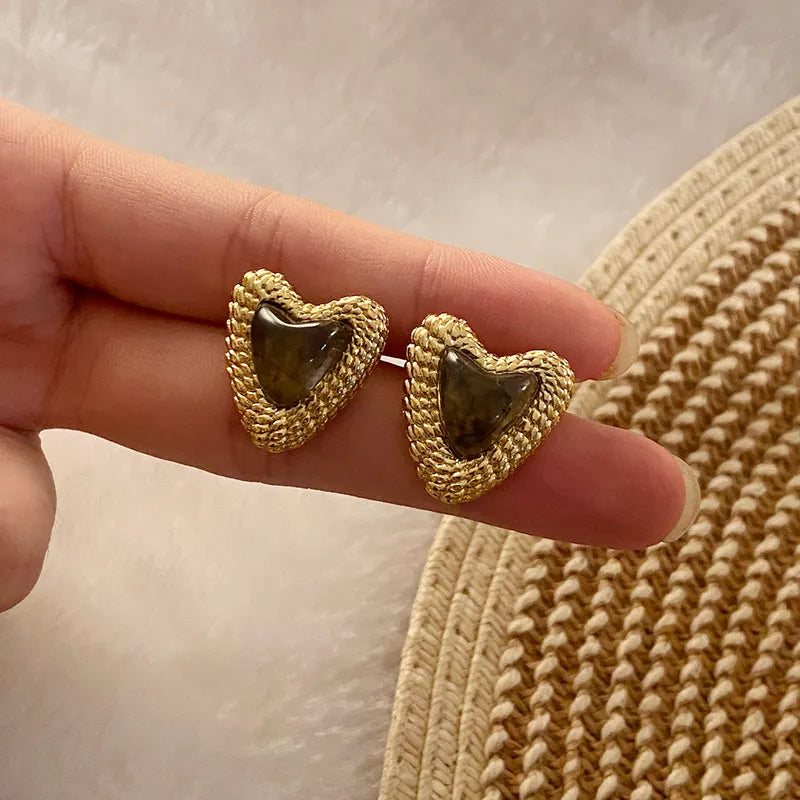 French Retro Love Heart Stud Earrings Women's Special-Interest Design High-Grade Light Luxury Earrings